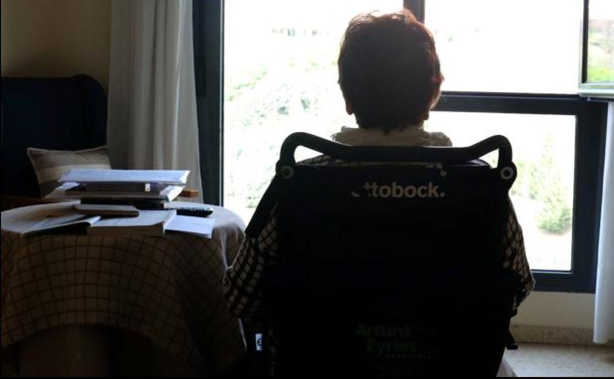 Una persona que padece Esclarosis Lateral Amiotrófica, en su domicilio.