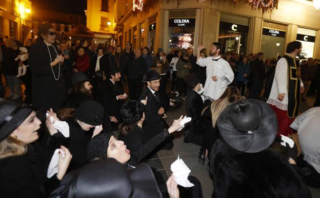 El cortejo fúnebre avanza por la Calle Mayor. 