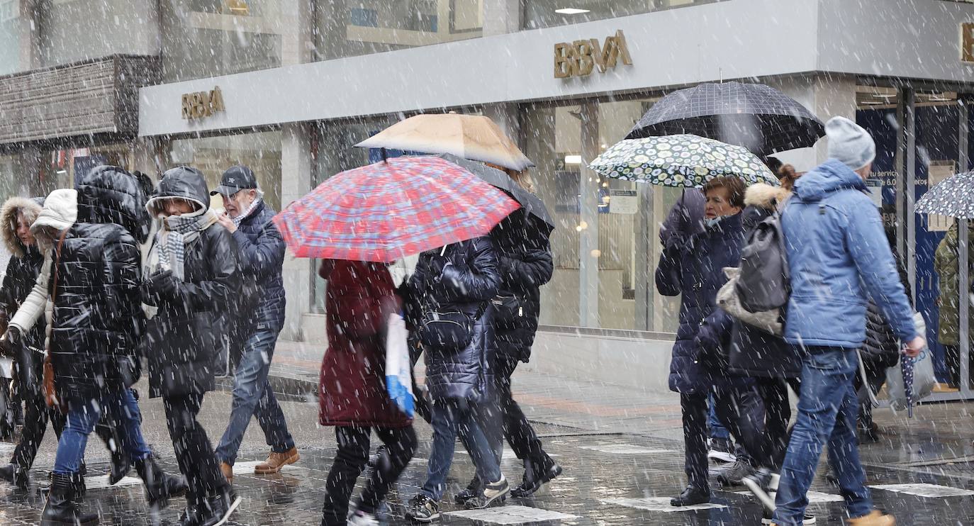 Fotos: La capital palentina recibe intensos copos