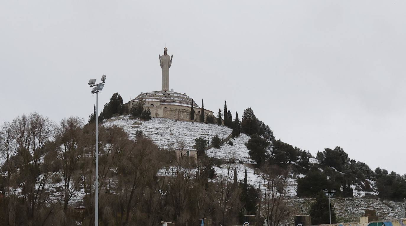 Fotos: La capital palentina recibe intensos copos