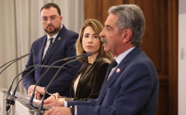 Adrián Barbón (Asturias), Raquel Sánchez (ministra de Movilidad) y Miguel Ángel Revilla (Cantabria), en su comparecencia conjunta. 