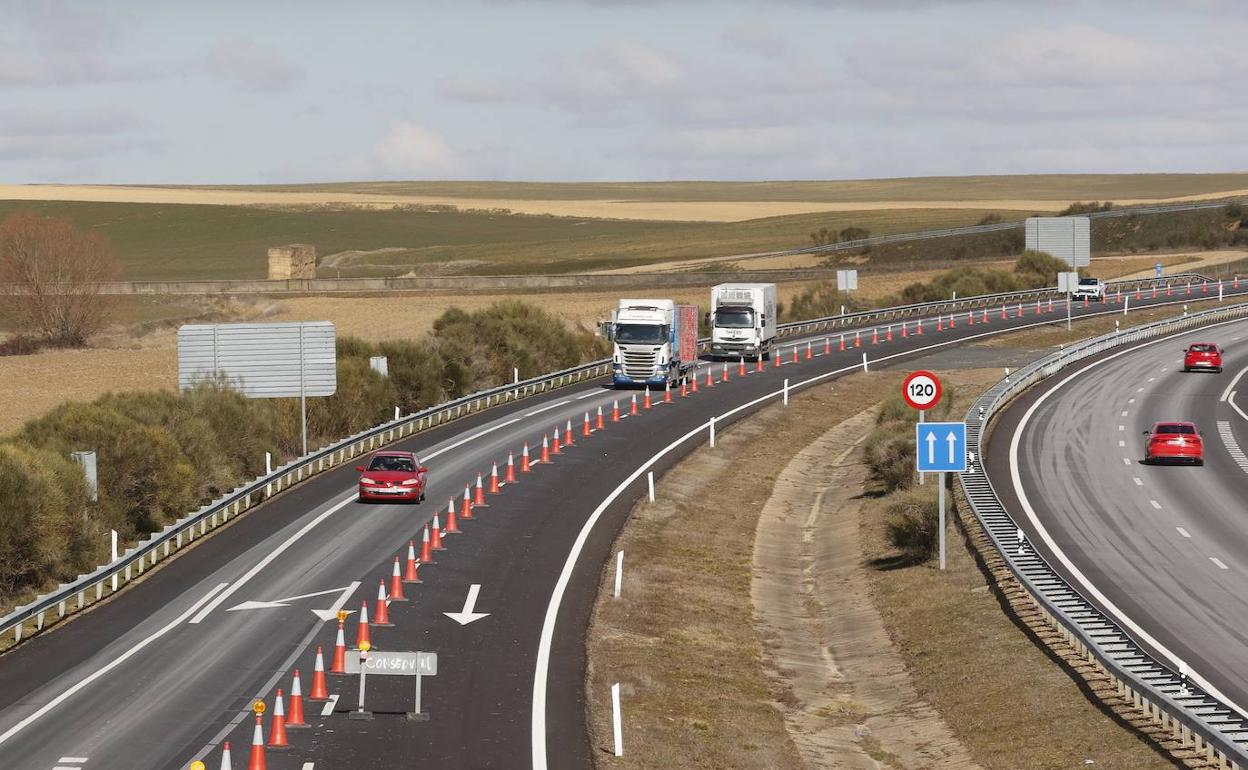 Señales de balización de la zona en obras en la autovía. 