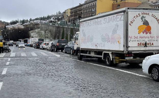 La fila de vehículos atascados llega hasta la plaza de Artillería. 