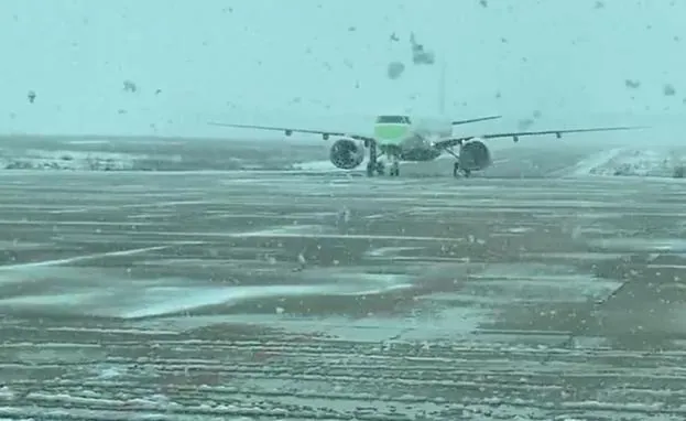 El avión llega a Villanubla en medio de la nevada.