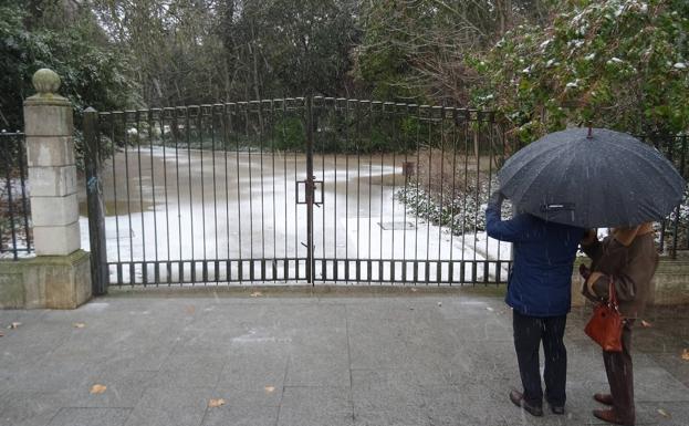 El temporal obliga a clausurar el Campo Grande y cubre de hielo las aceras en Valladolid