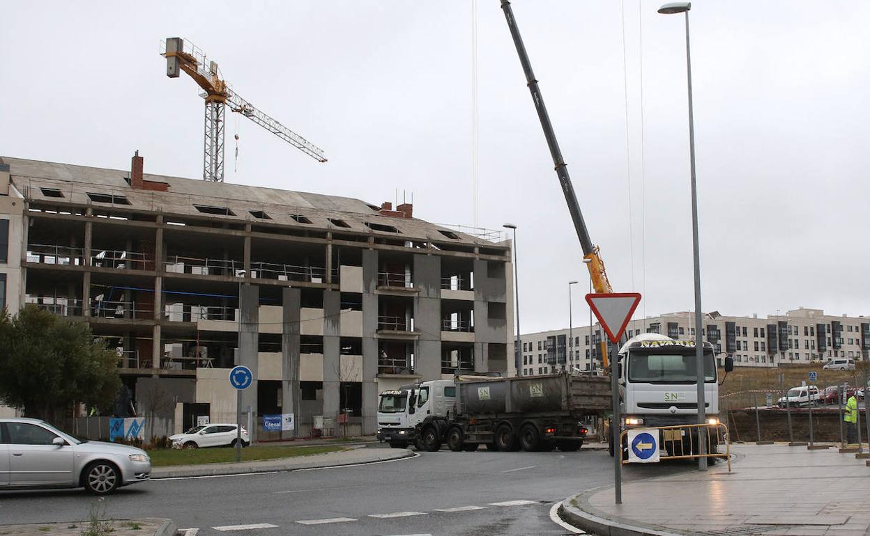 Nuevas construcciones de bloques de pisos en el barrio Comunidad Ciudad y Tierra de Segovia. 