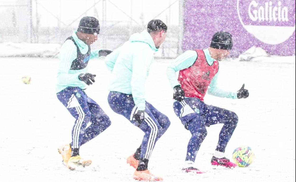 Jugadores del Real Valladolid entrenan bajo la nieve en los Anexos. 