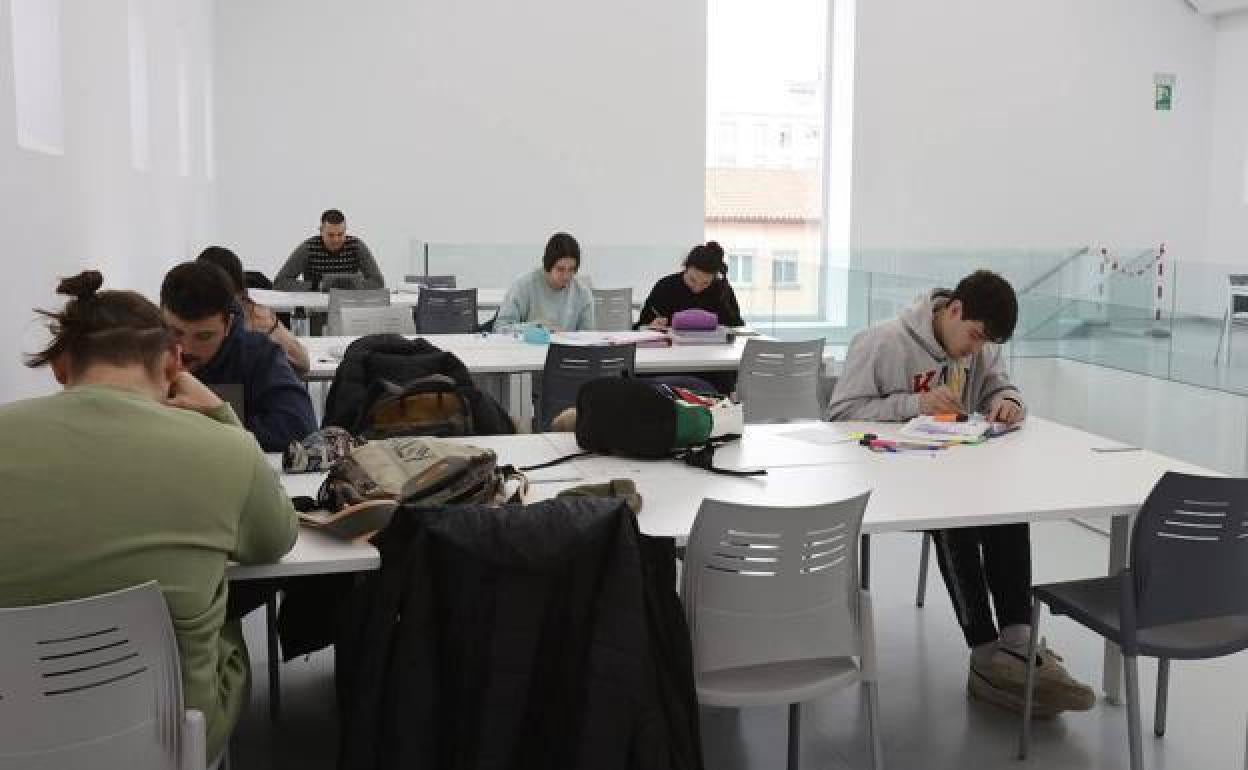 Alumnos estudian en una biblioteca pública durante la temporada de exámenes.