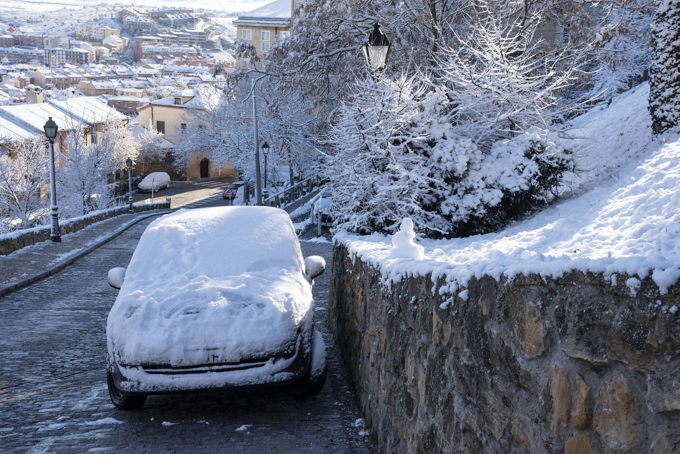 Segovia amanece cubierta de blanco. 