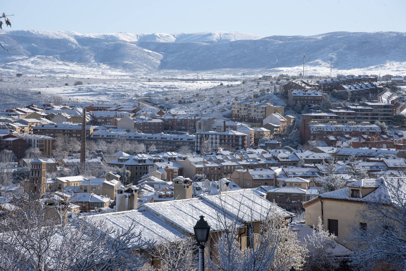Segovia amanece cubierta de blanco. 