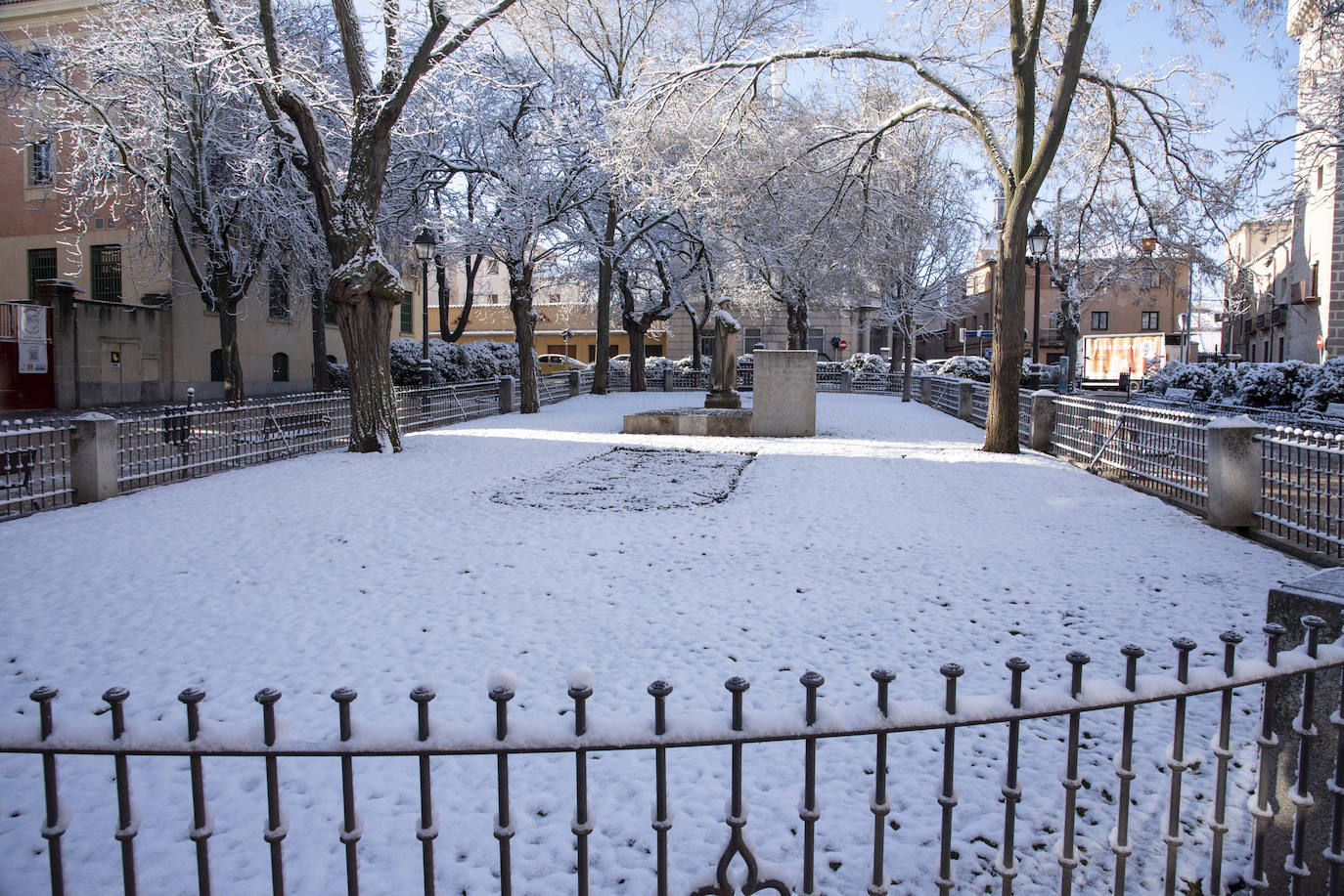 Segovia amanece cubierta de blanco. 