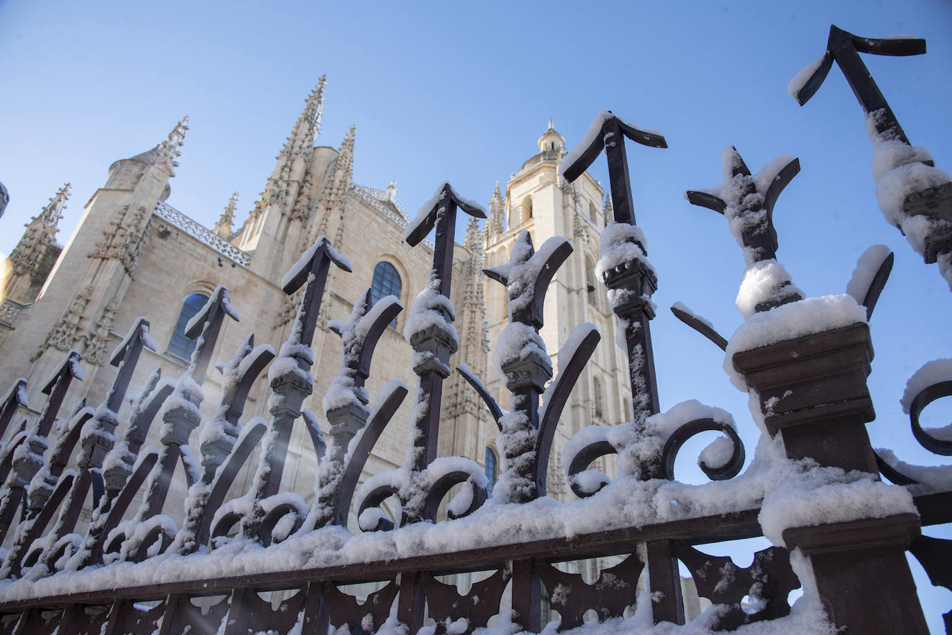 Segovia amanece cubierta de blanco. 
