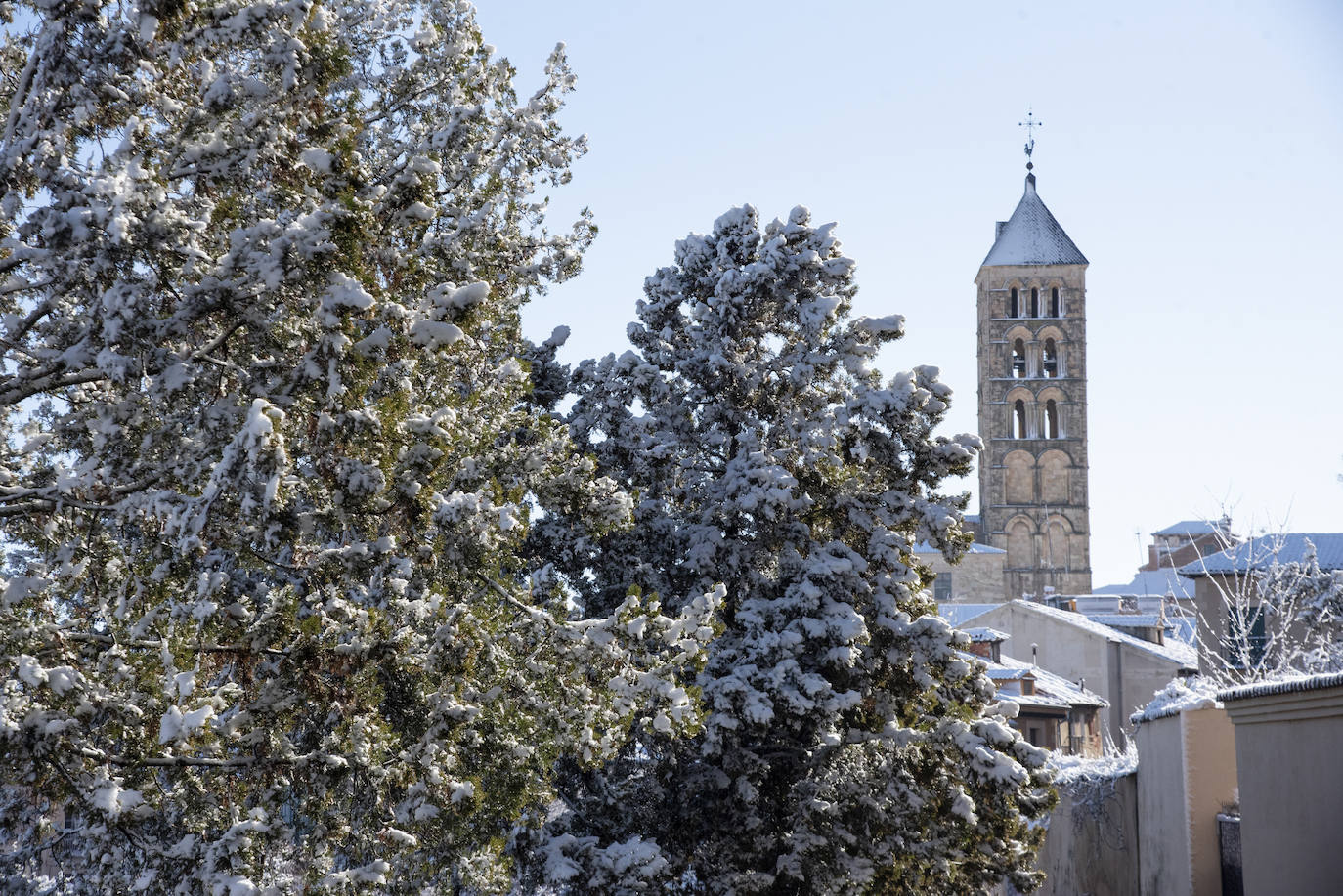 Segovia amanece cubierta de blanco. 
