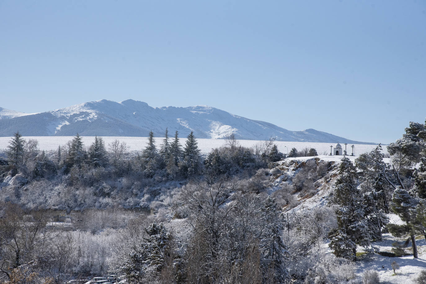 Segovia amanece cubierta de blanco. 