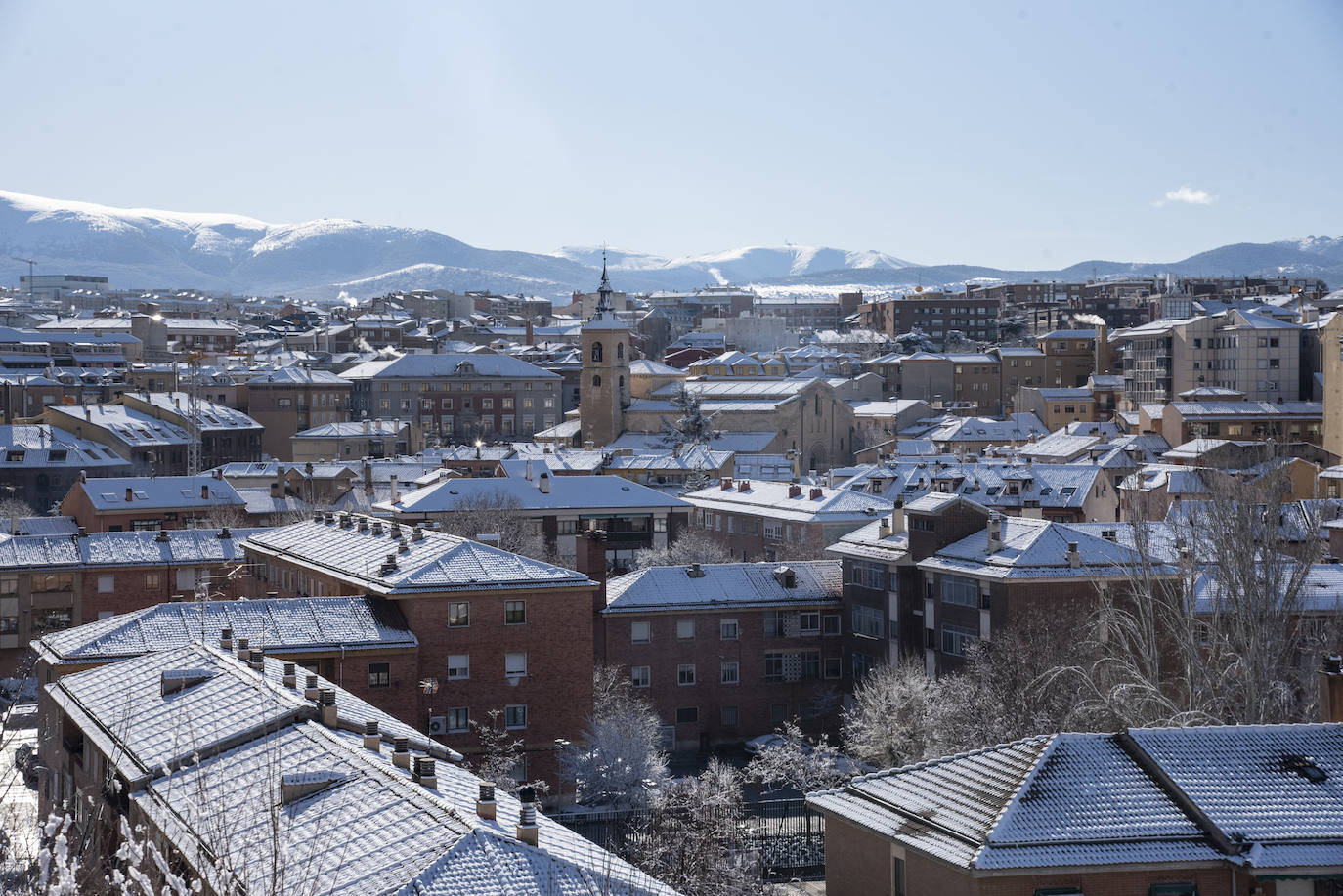 Segovia amanece cubierta de blanco. 