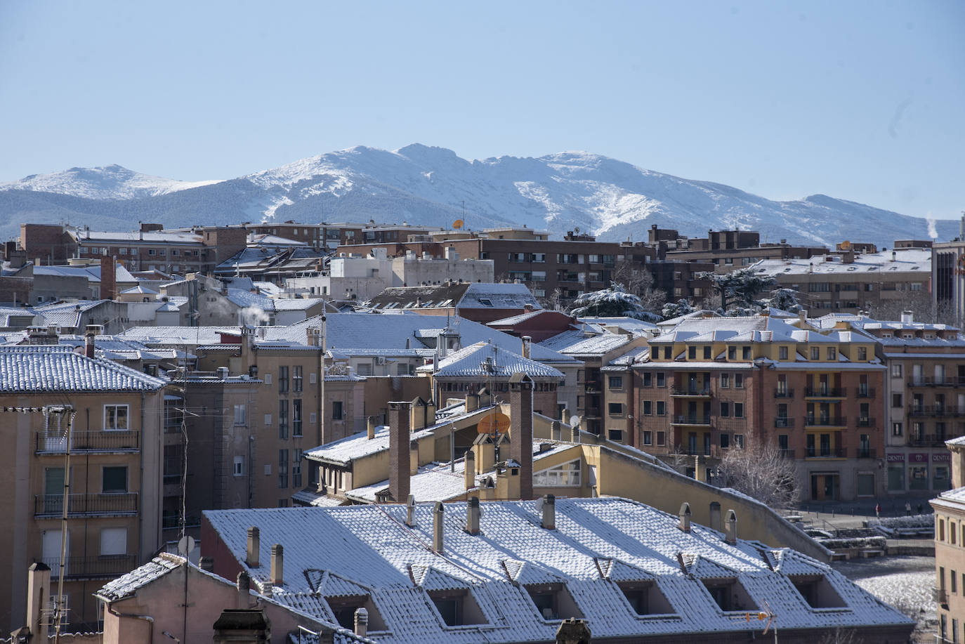 Segovia amanece cubierta de blanco. 