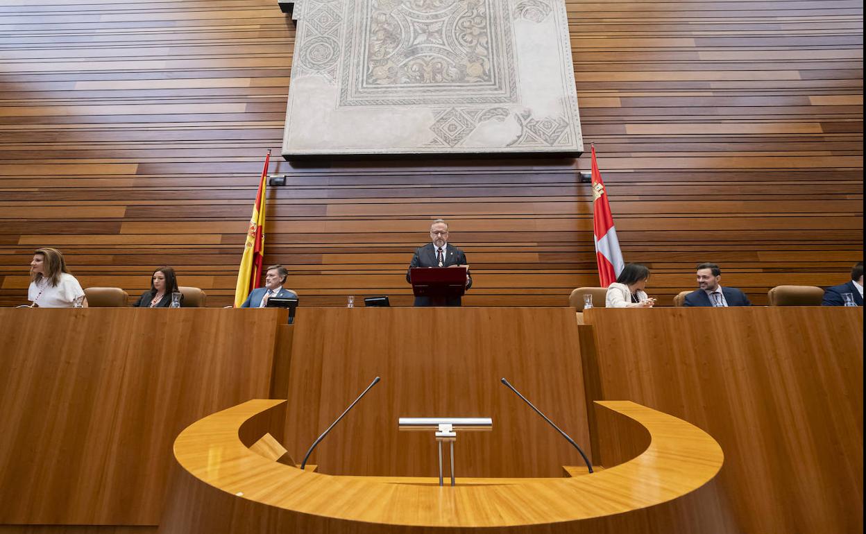 Carlos Pollán pronuncia su discurso desde la Presidencia del hemiciclo en las Cortes de Castilla y León. 