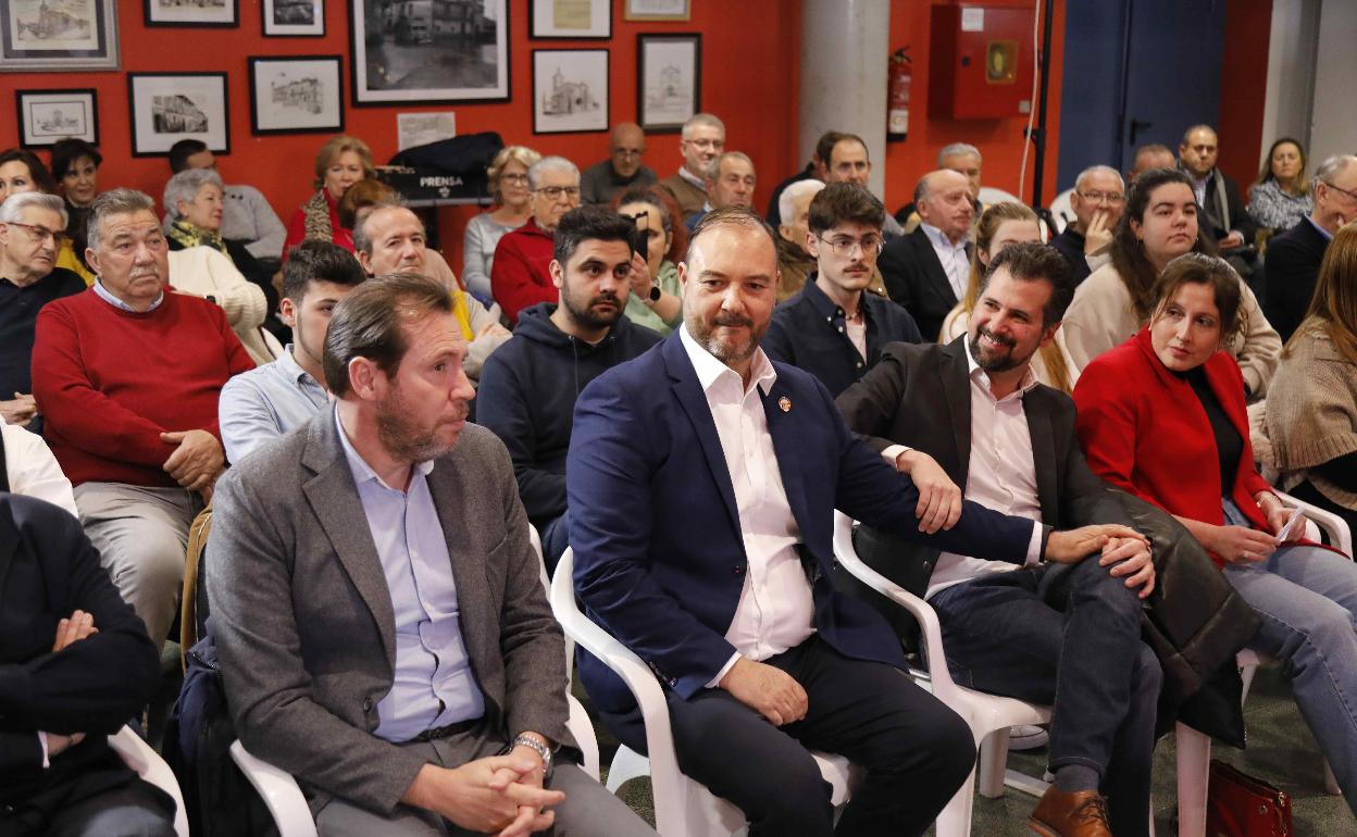 De izquierda a derecha: Óscar Puente y Luis Javier Gómez recibiendo el saludo de Luis Tudanca. 