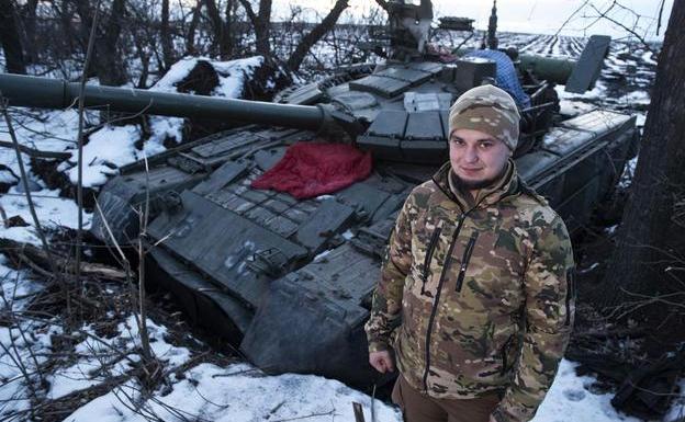 Yevgeniy Panchenko, comandante de una compañía de tanquistas, con el T-80 capturado a los rusos