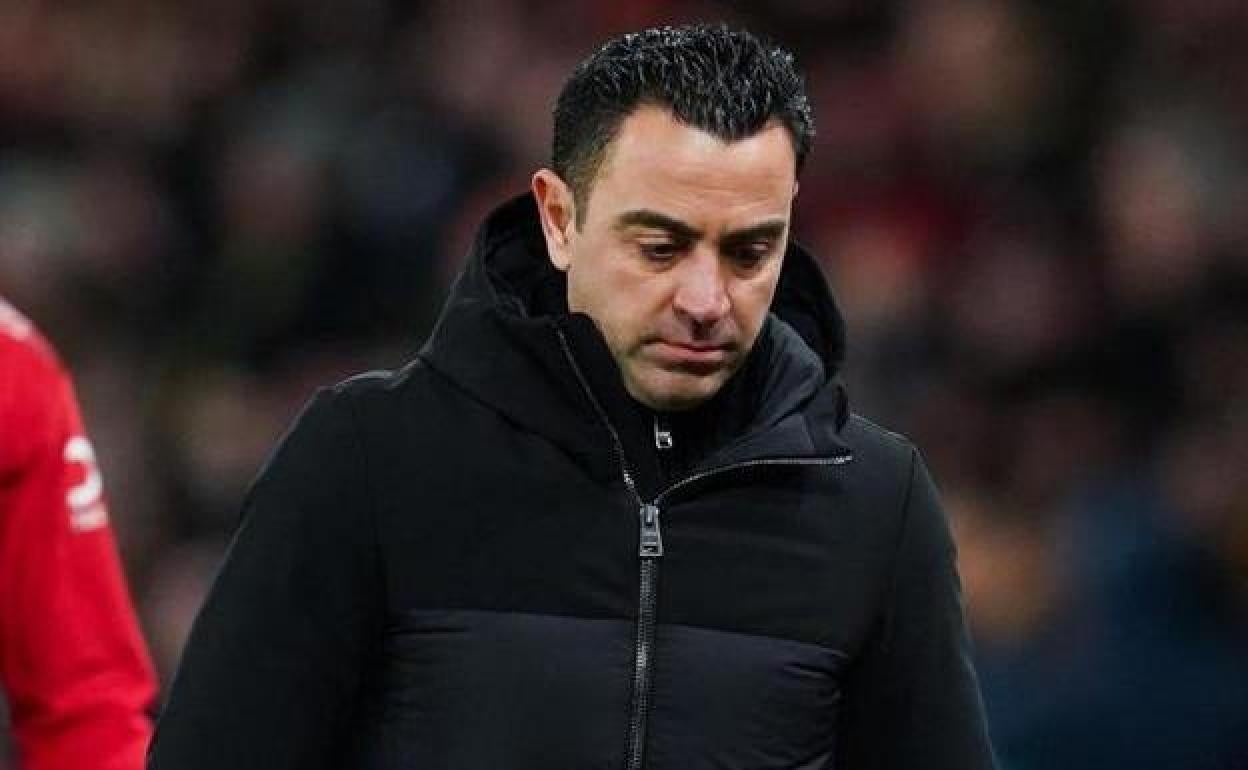 Xavi Hernández, hundido tras la eliminación del Barça de la Europa League.