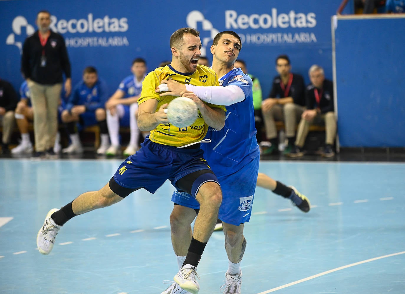 Fotos: El Bidasoa impone su potencial frente al Recoletas