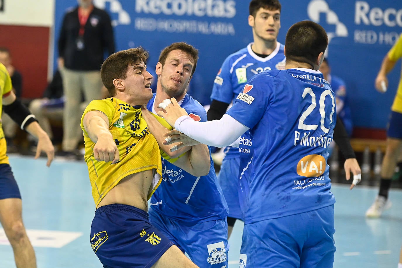 Fotos: El Bidasoa impone su potencial frente al Recoletas