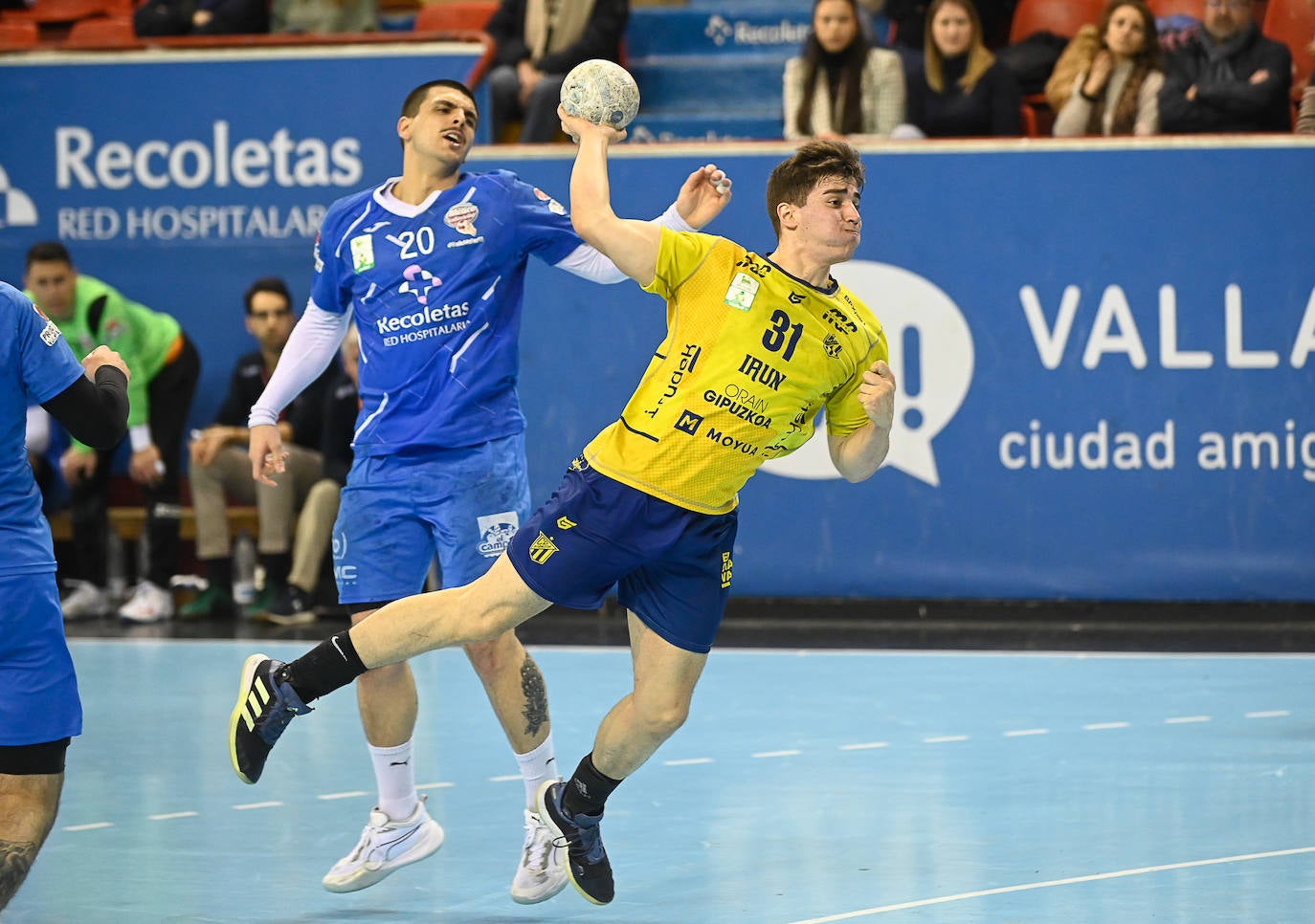 Fotos: El Bidasoa impone su potencial frente al Recoletas