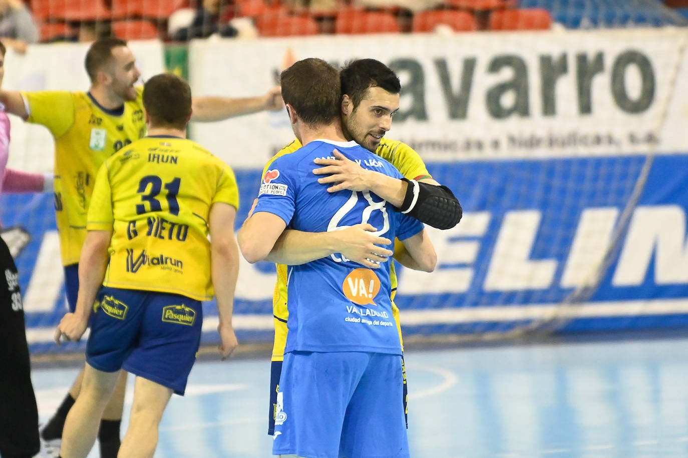 Fotos: El Bidasoa impone su potencial frente al Recoletas