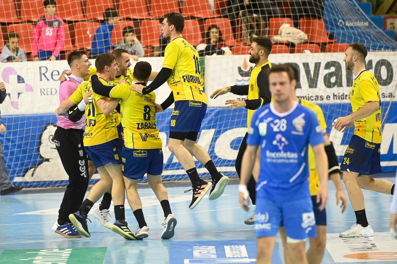 Fotos: El Bidasoa impone su potencial frente al Recoletas