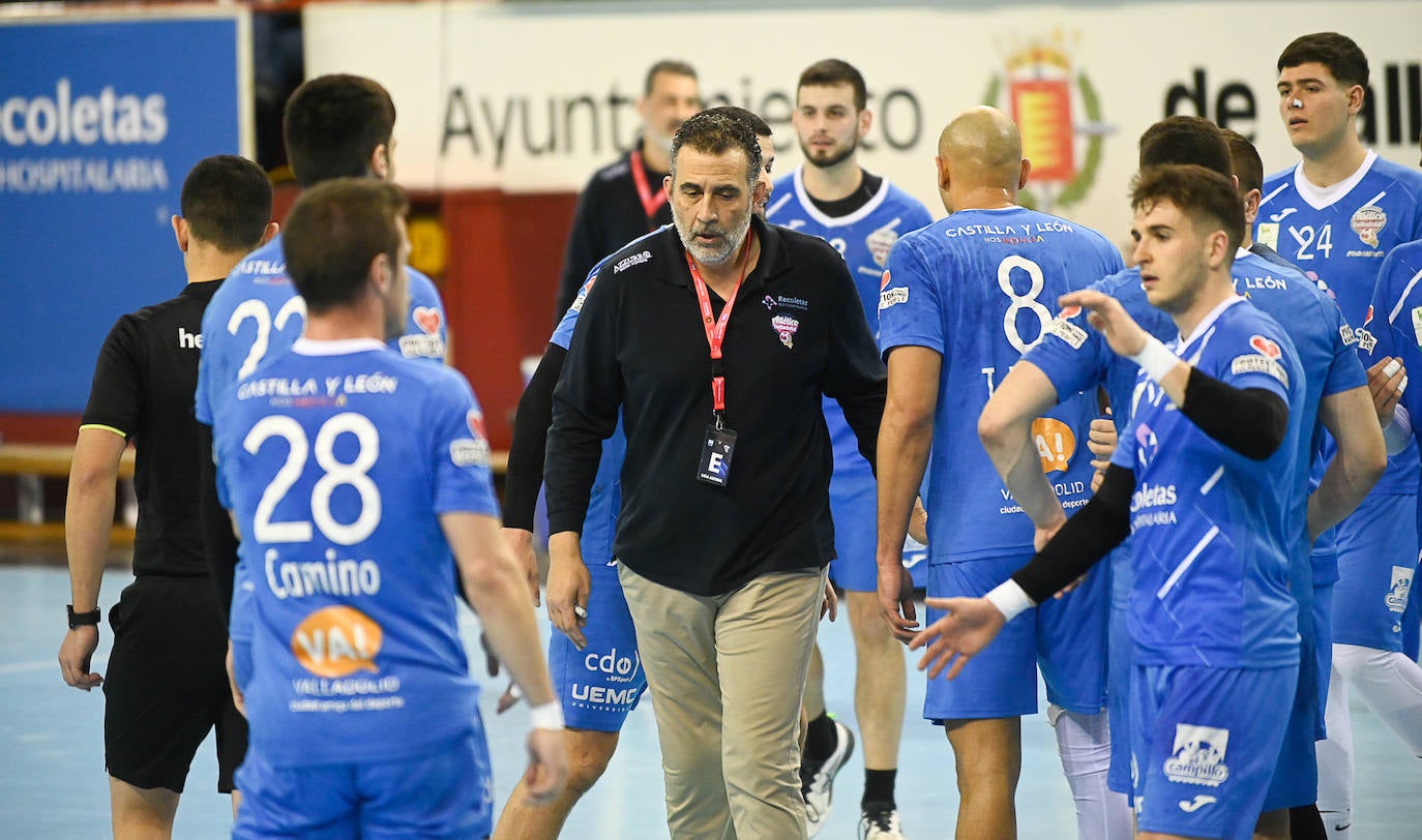 Fotos: El Bidasoa impone su potencial frente al Recoletas