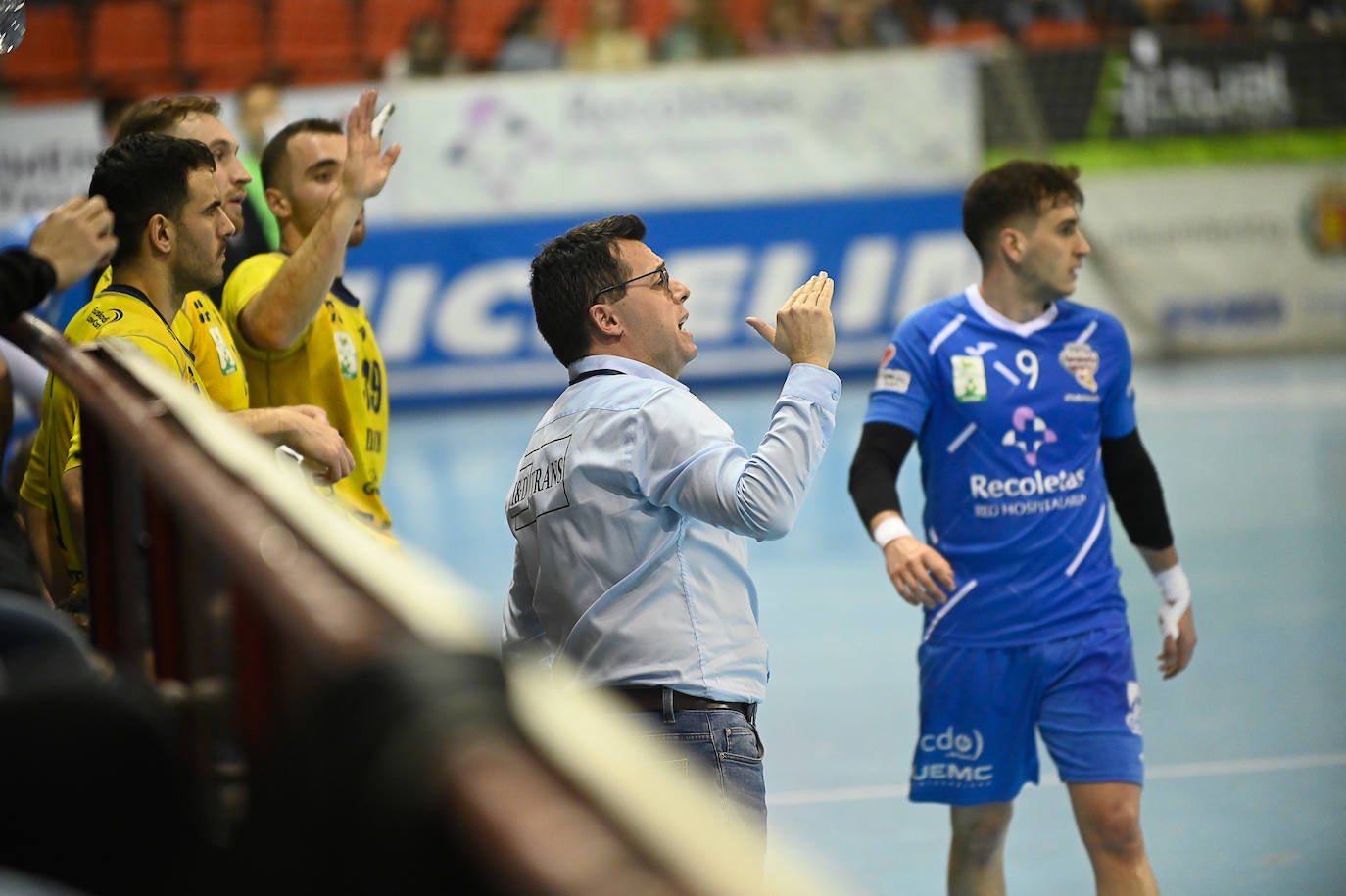 Fotos: El Bidasoa impone su potencial frente al Recoletas