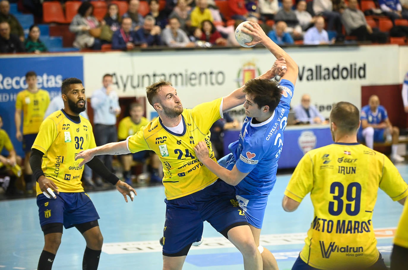 Fotos: El Bidasoa impone su potencial frente al Recoletas