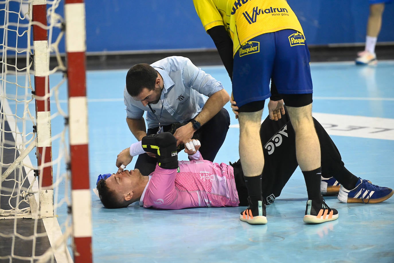 Fotos: El Bidasoa impone su potencial frente al Recoletas