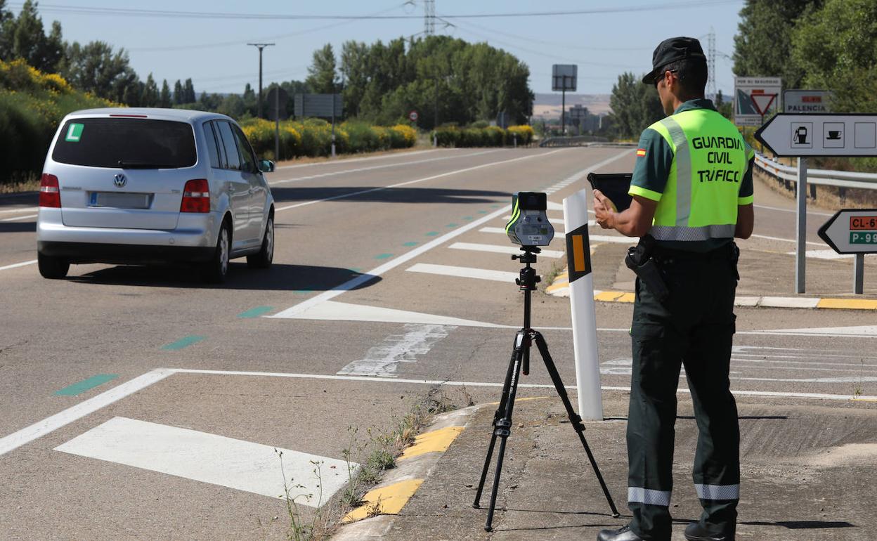 Un guardia civil, con un radar Velolaser en una imagen de archivo. 