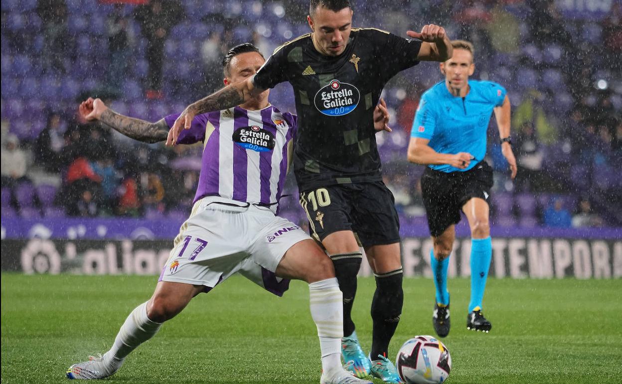 Roque Mesa trata de robar un balón a Iago Aspas en el partido de ida disputado en Zorrilla. 