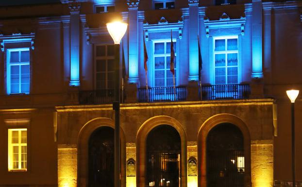 El Ayuntamiento de Palencia, iluminado. 