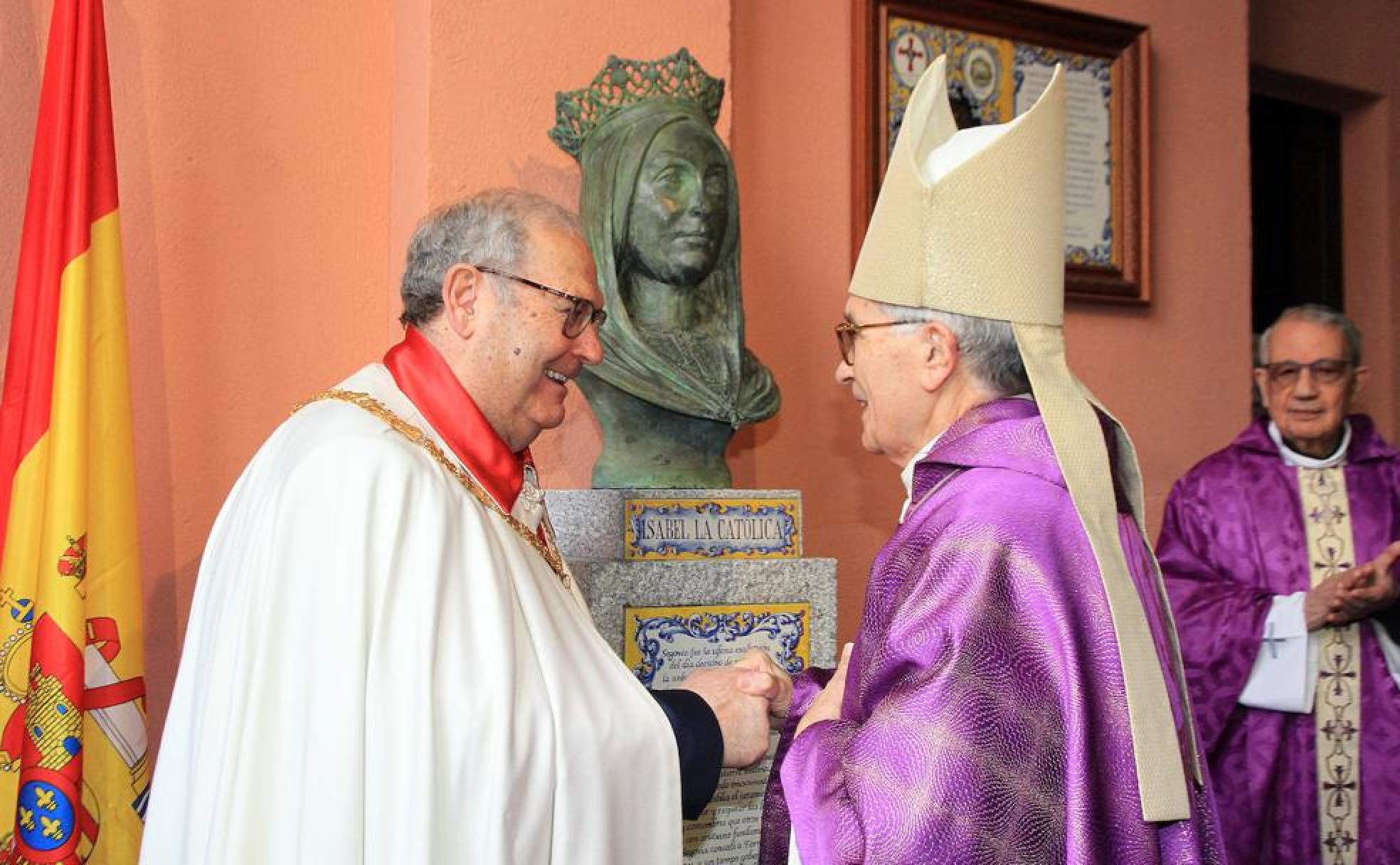 El gran maestre del Capítulo saluda al obispo de Segovia tras descubrir el busto de Isabel la Católica. 