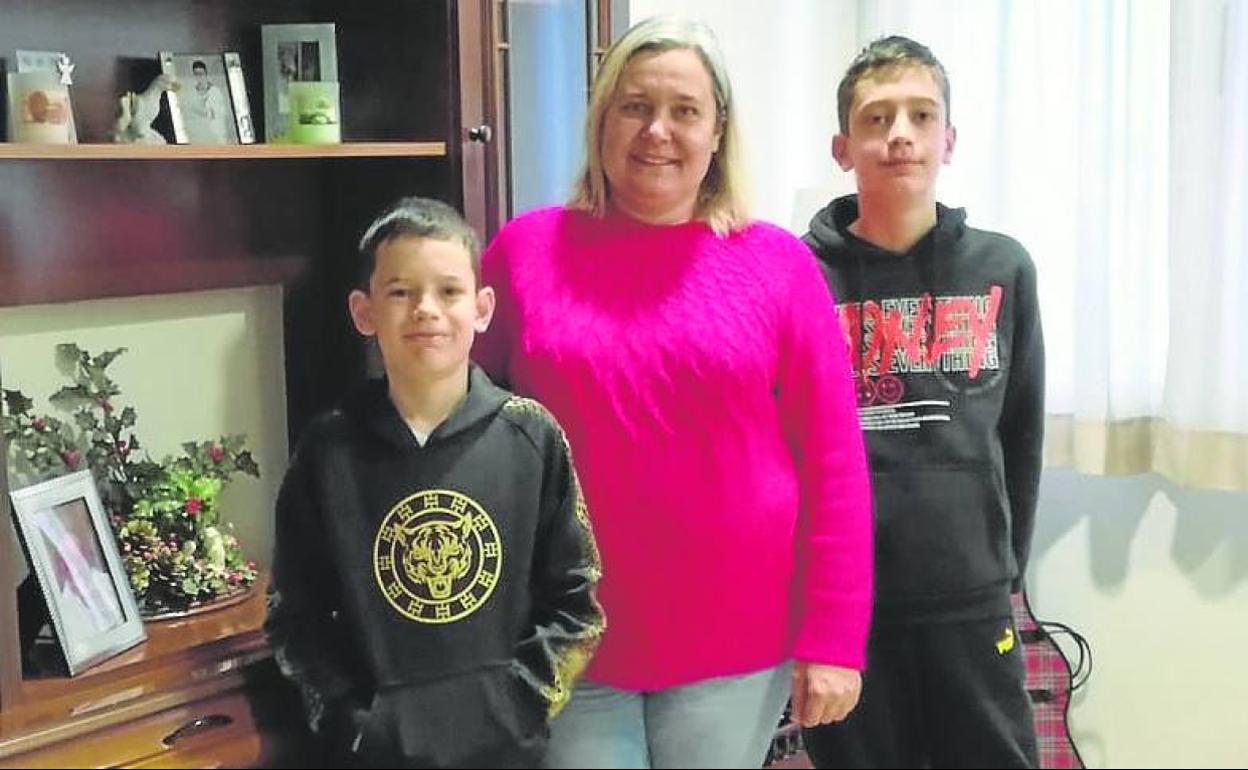 Marii Tereshchenko, con Taras y Andri, en el colegio de La Providencia.