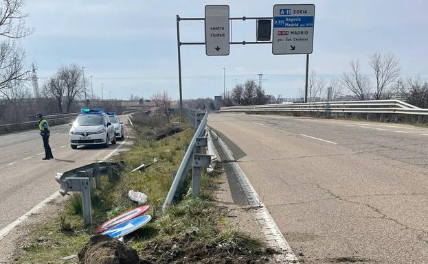 Señal derribada en la mediana de la carretera de Burgos. 