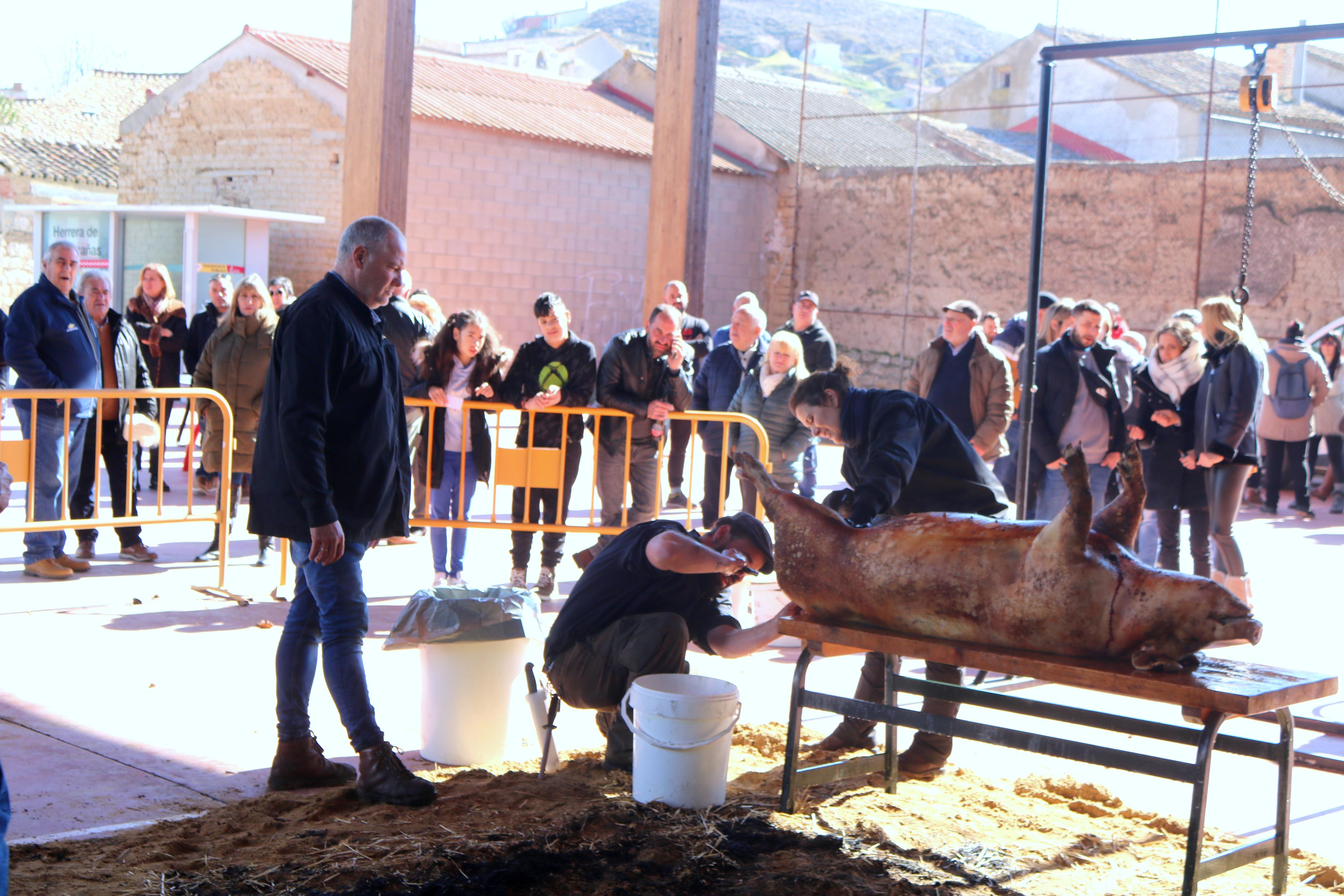 Herrera de Valdecañas celebra una animada Fiesta de la Matanza