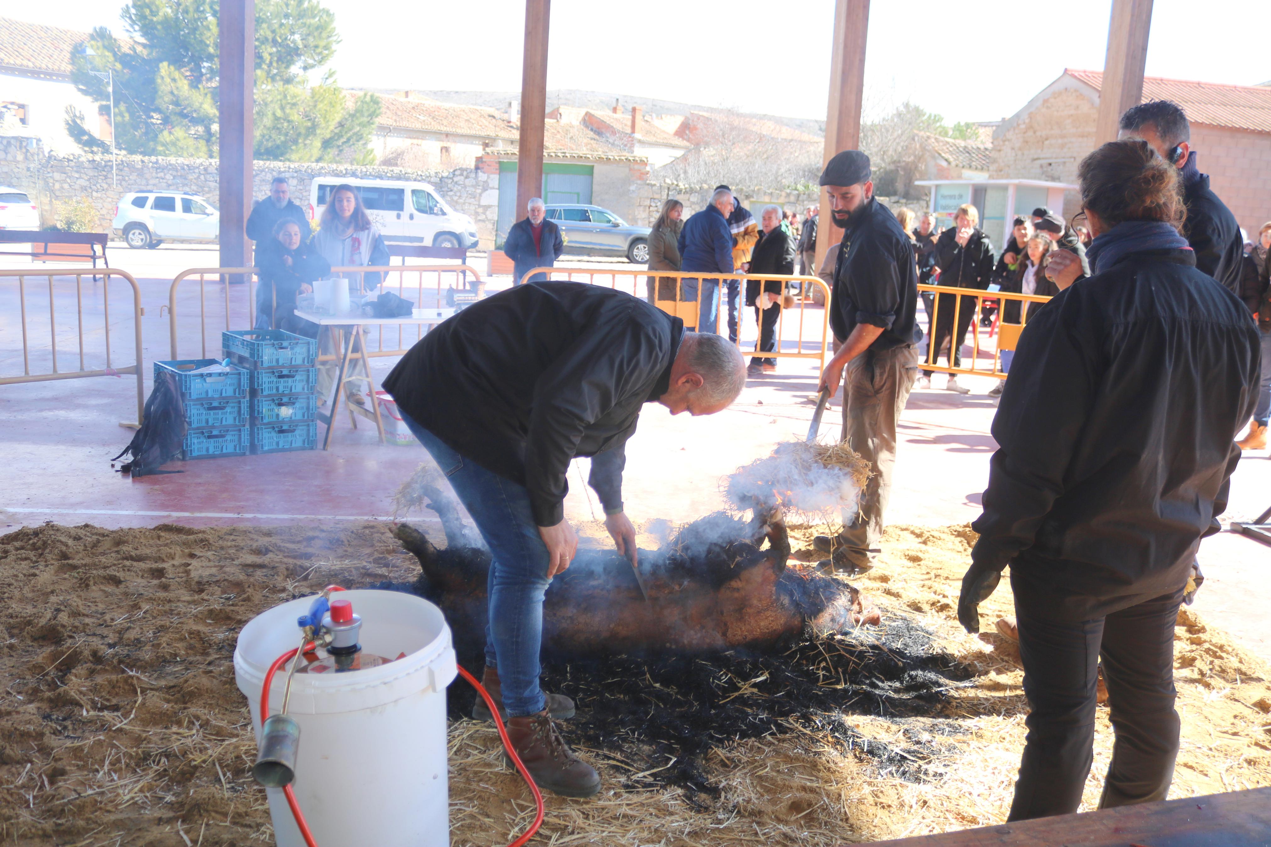 Herrera de Valdecañas celebra una animada Fiesta de la Matanza