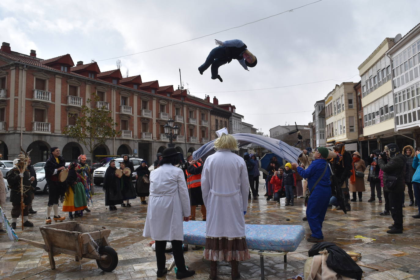 La comparsa carnavalesca quema el monigote de Putin