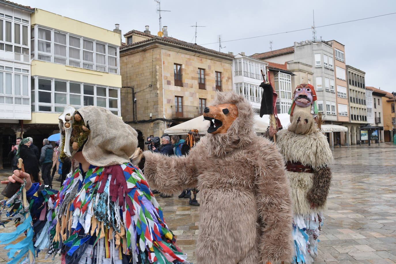 La comparsa carnavalesca quema el monigote de Putin