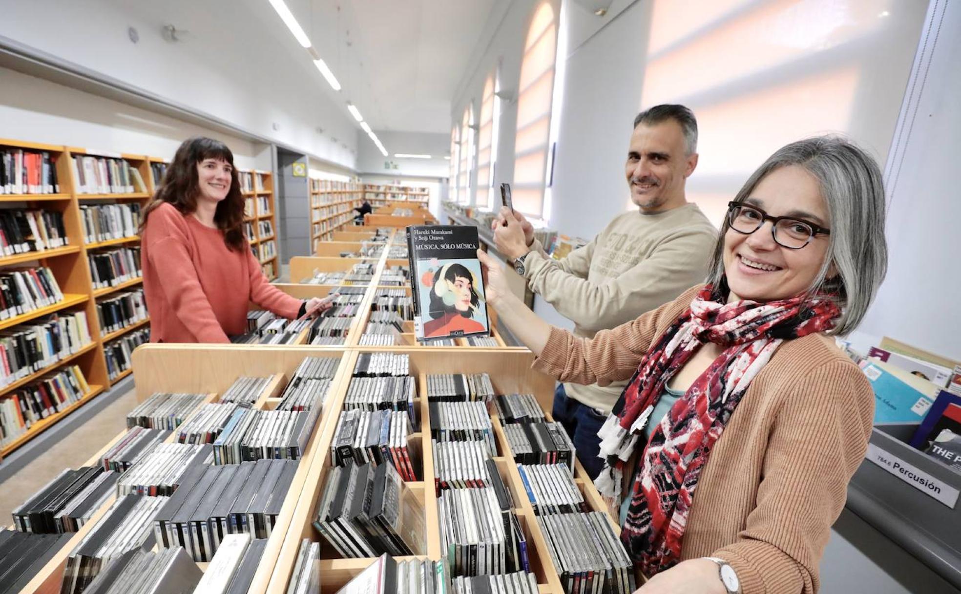 Marta, Juan Carlos y Emma preparan una foto para una 'bookface', en la Biblioteca de Castilla y León. 