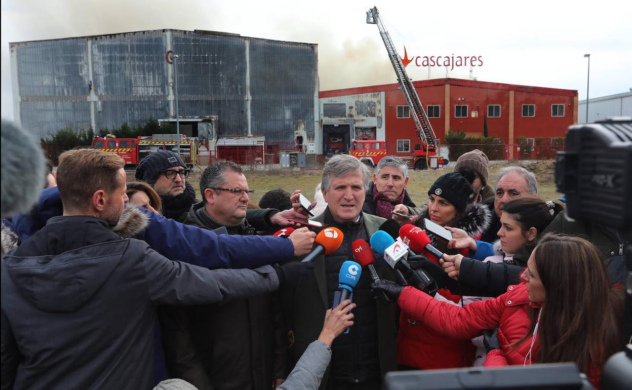 El presidente de Cascajares, Alfonso Jiménez, atiende a los medios de comunicación tras el incendio de la factoría eldanense . 