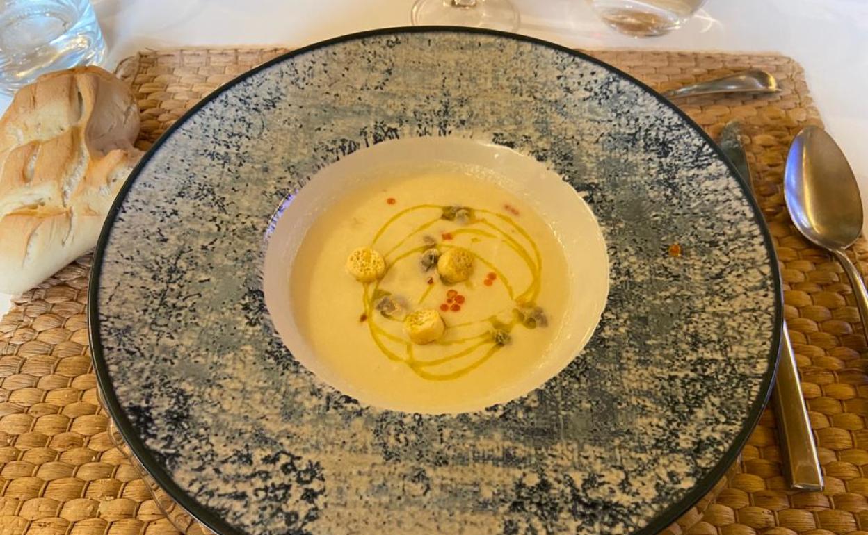 Crema de nabos y puerros con berberechos y huevas de trucha