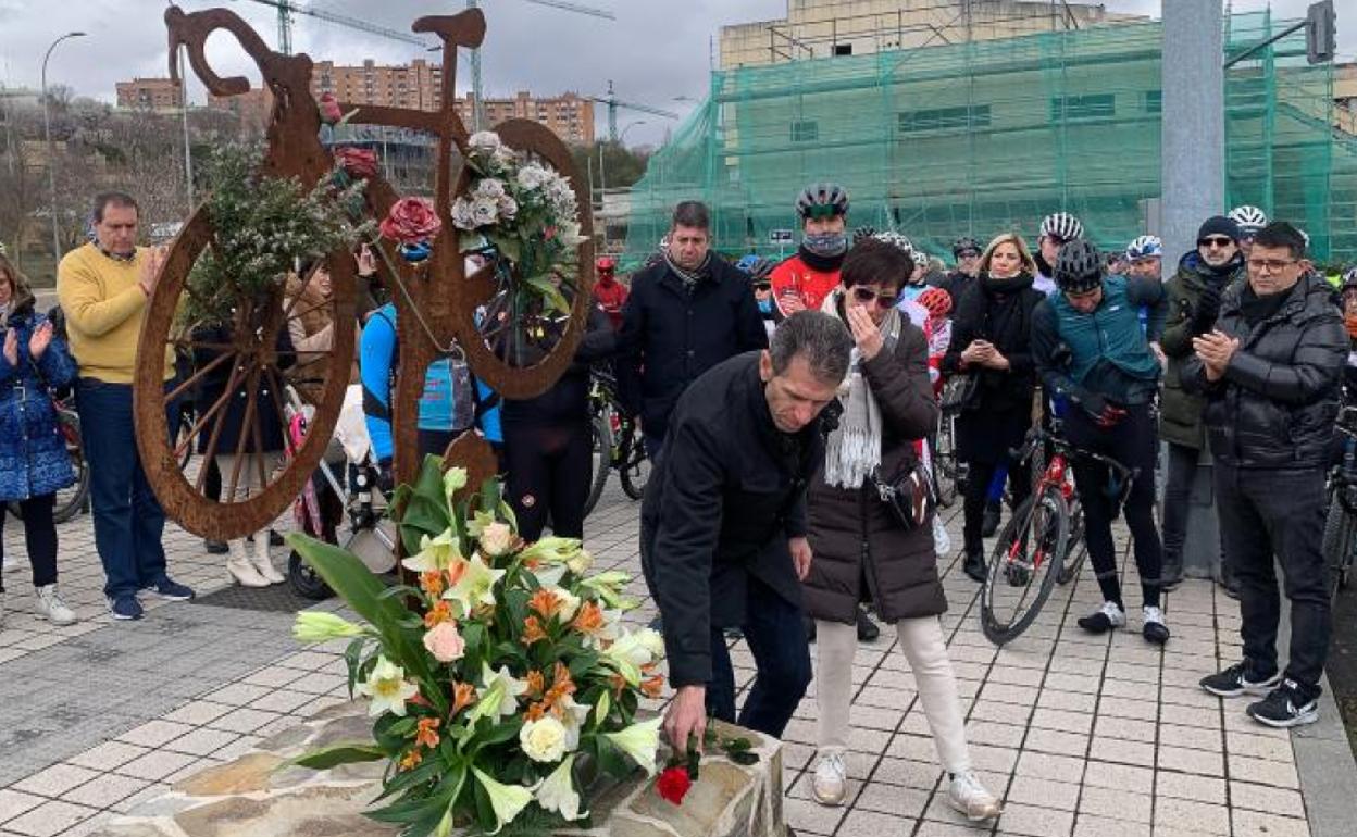 Juan Carlos Domínguez y Yolanda, los padres de Estela, depositas flores en el monolito de la avenida de Salamanca. 