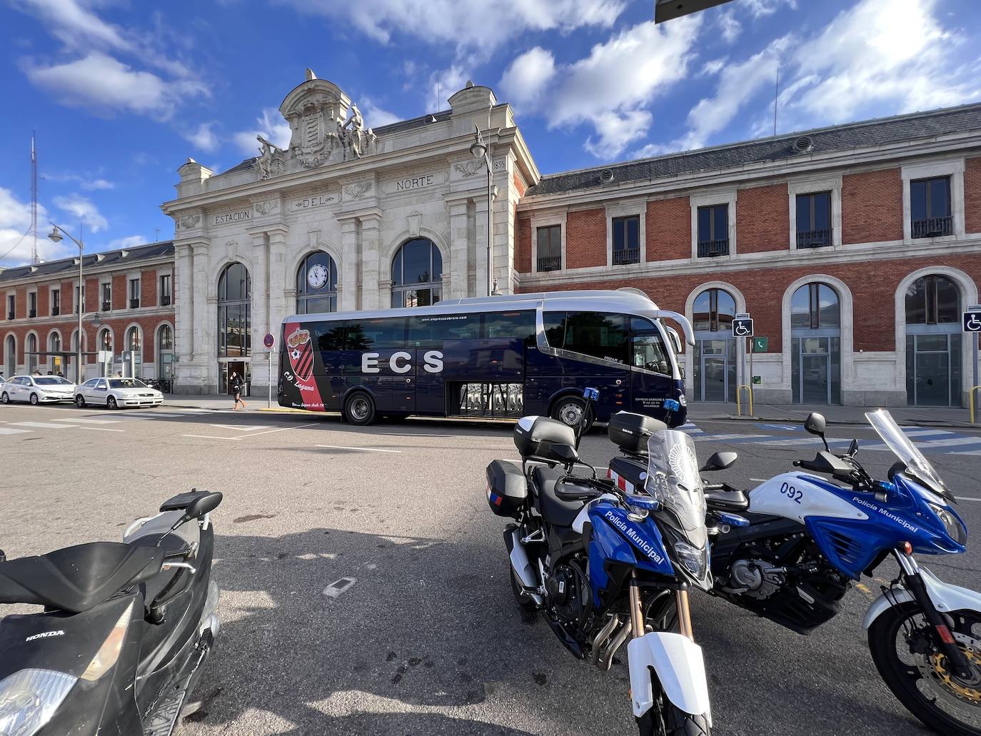 Fotos: Pasajeros de tren esperan en la estación de Valladolid por los retrasos