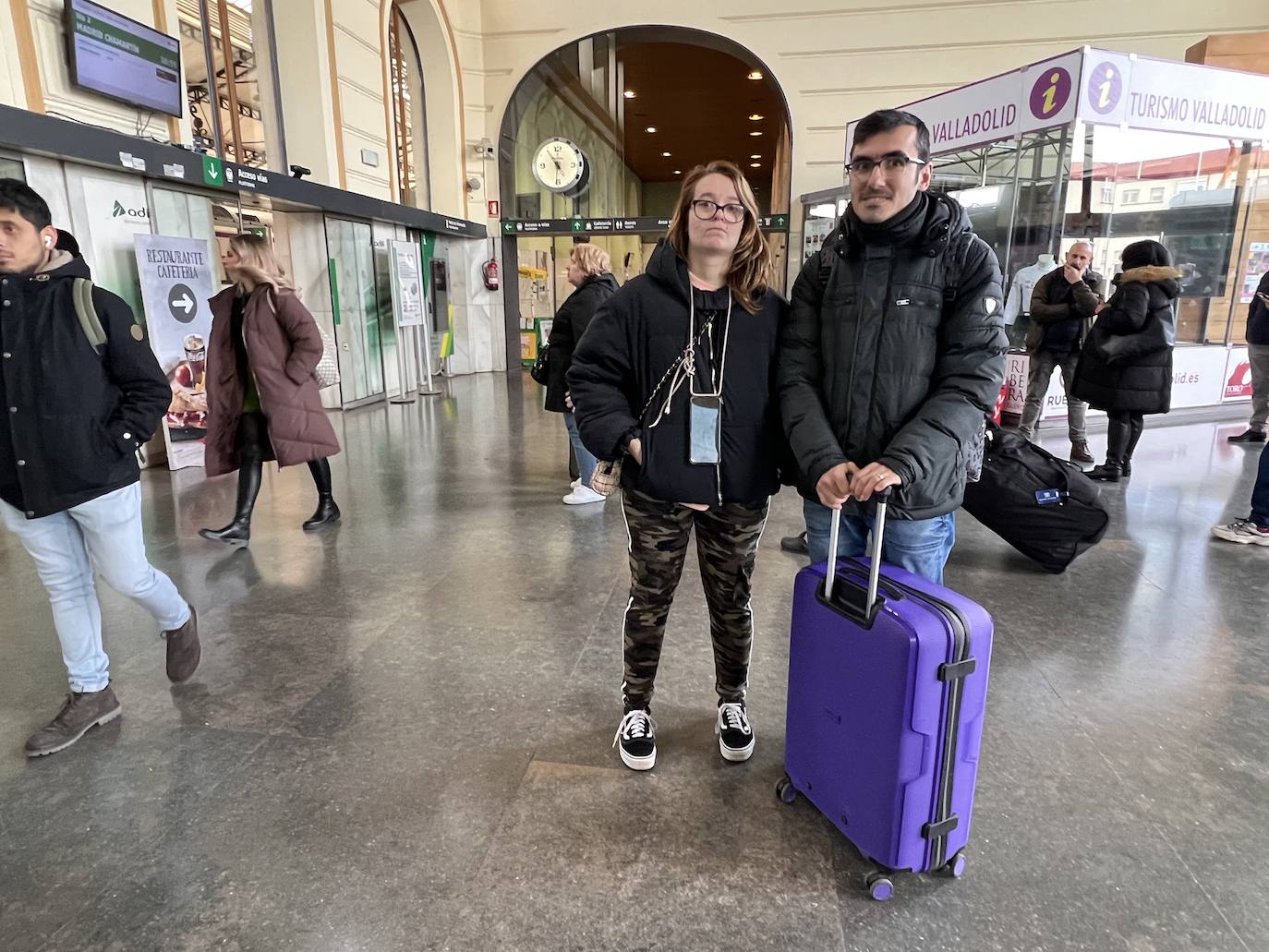 Fotos: Pasajeros de tren esperan en la estación de Valladolid por los retrasos