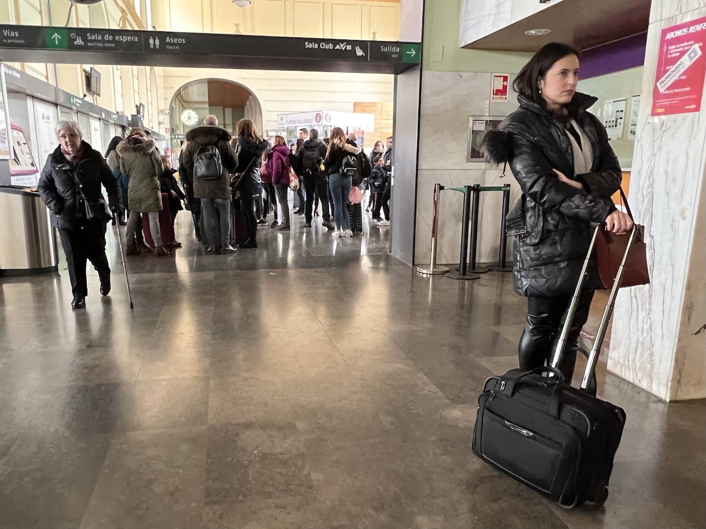 Fotos: Pasajeros de tren esperan en la estación de Valladolid por los retrasos